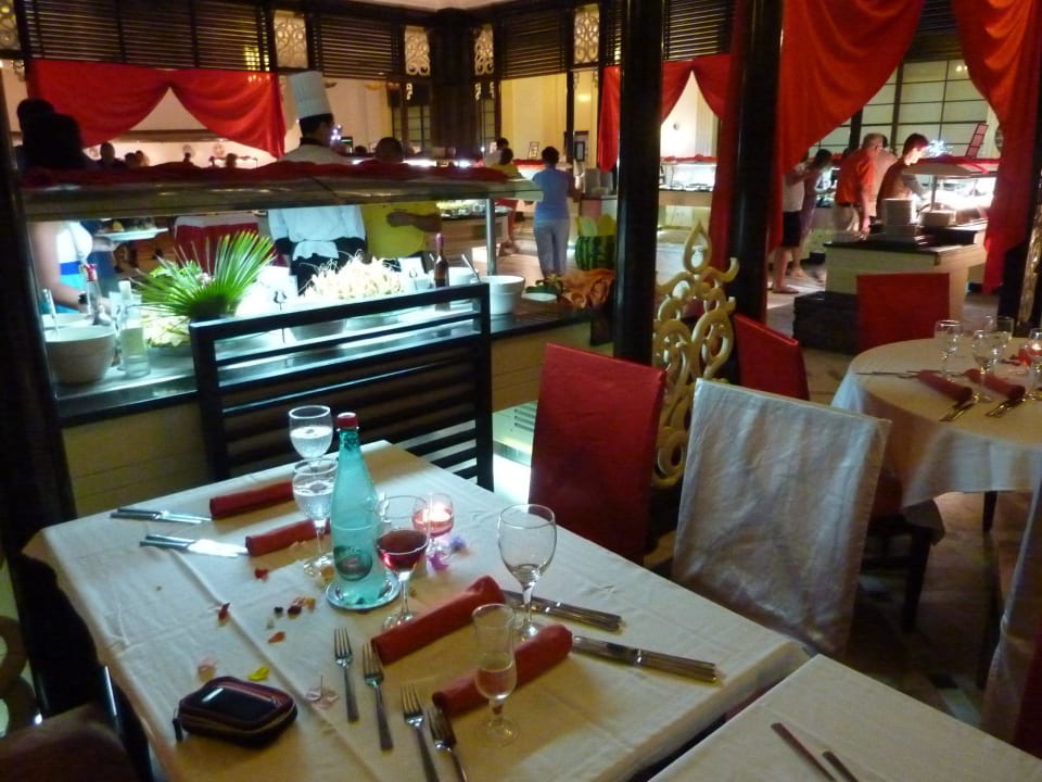 Schön dedeckter Tisch am Galaabend TUI MAGIC LIFE Africana