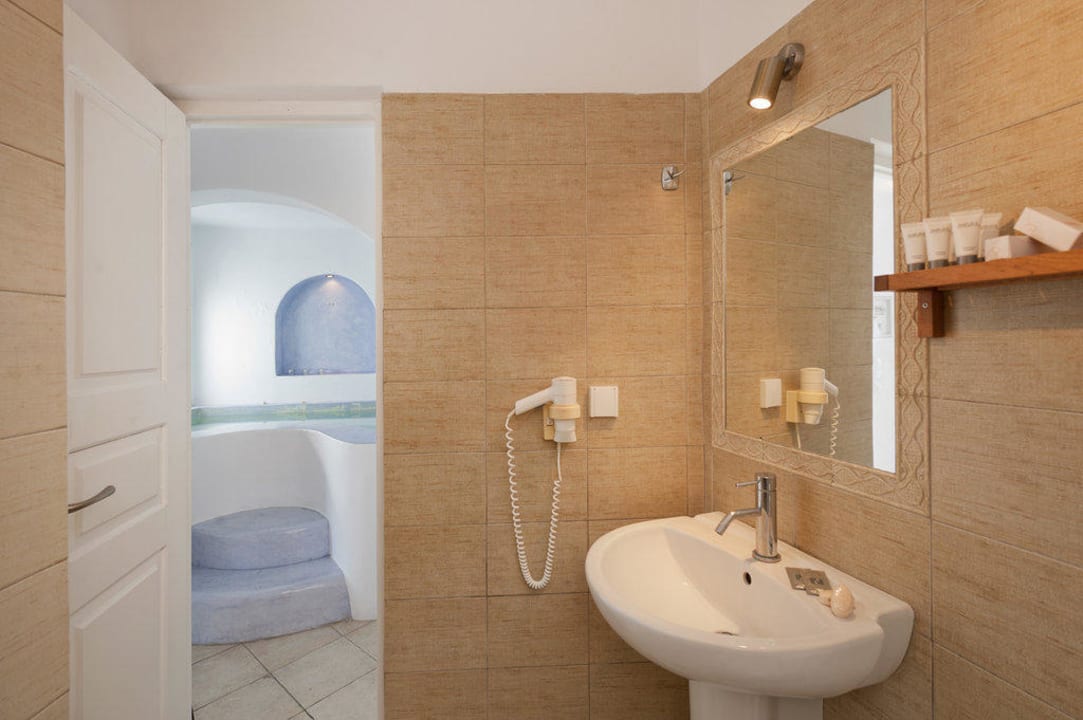 Honeymoon Suite bathroom Regina Mare