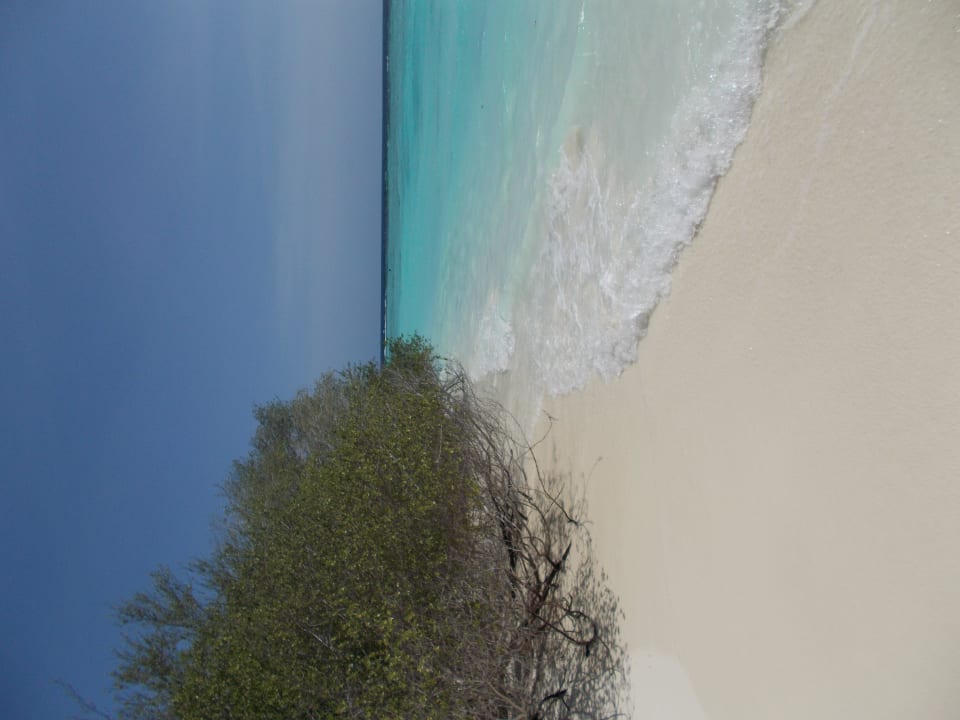 Der Blick vom Bungalow nach links Thulhagiri Island Resort