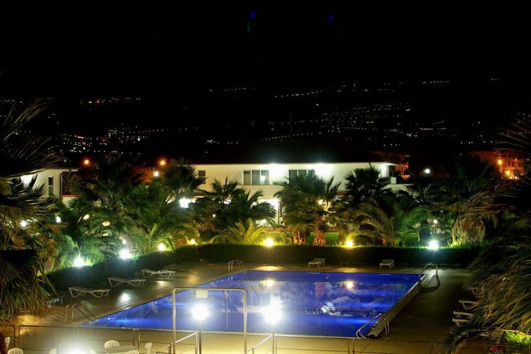 Basen i stoki Etny w nocy Kings House Hotel Resort