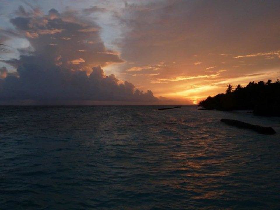 Sonnenuntergang vom Wasserbungalow Kuramathi Maldives