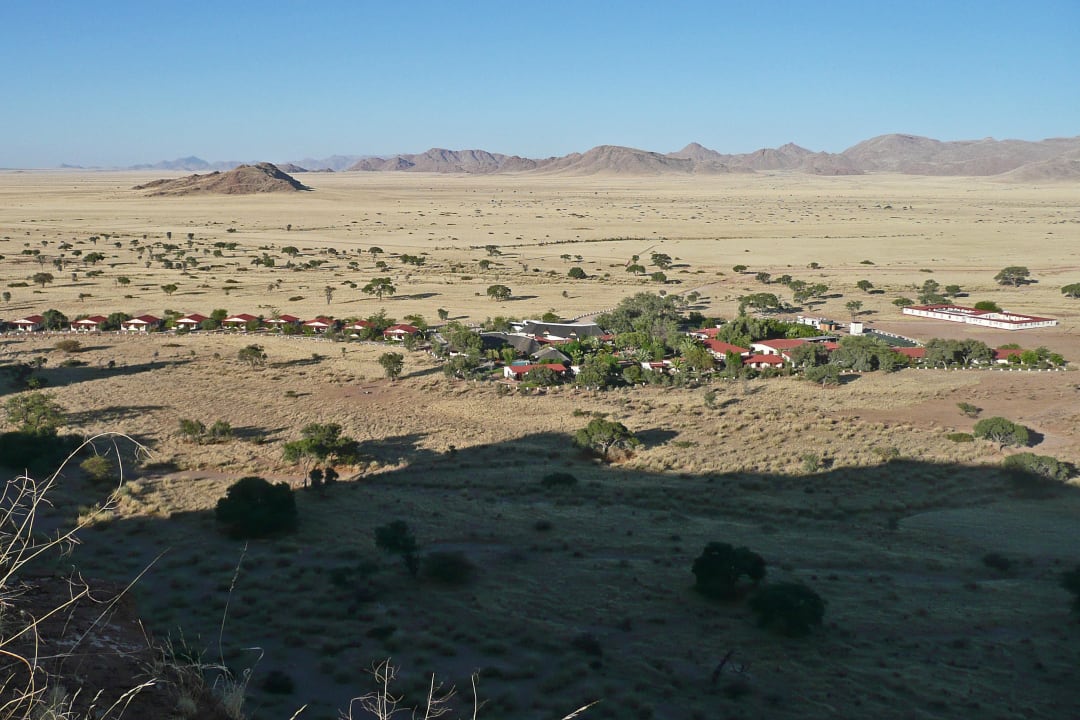 Blick vom Hausberg auf das Lodge-Gelände Namib Desert Lodge