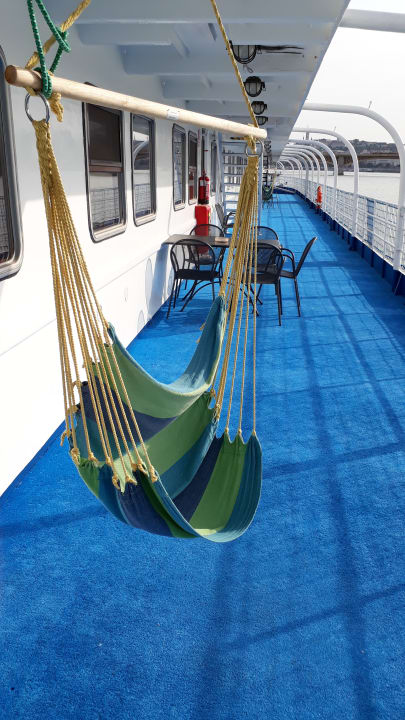 Aussenterasse mit Hängematte. Gemütlich Boat Hotel Fortuna