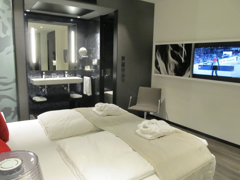 Blick in den Schlafbereich mit TV  Hotel Riu Plaza Berlin