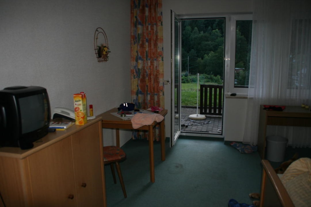 Zimmer EG mit TV und Gartenblick Berghotel Mellenbach