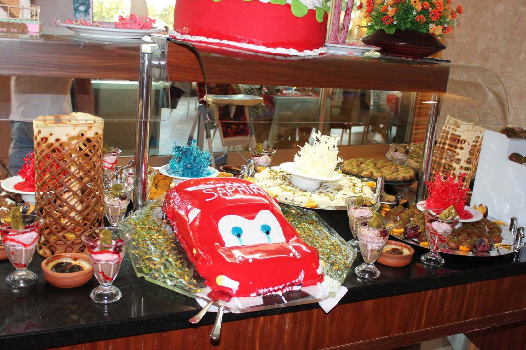 Auswahl an Leckereien Saphir Resort & Spa