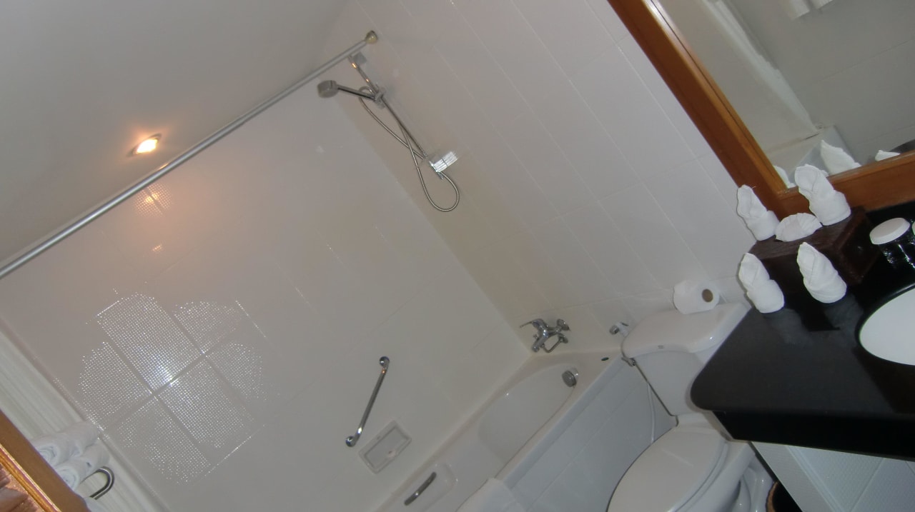 Badezimmer mit klebrigem Duschvorhang Best Western Premier Bangtao Beach Resort & Spa