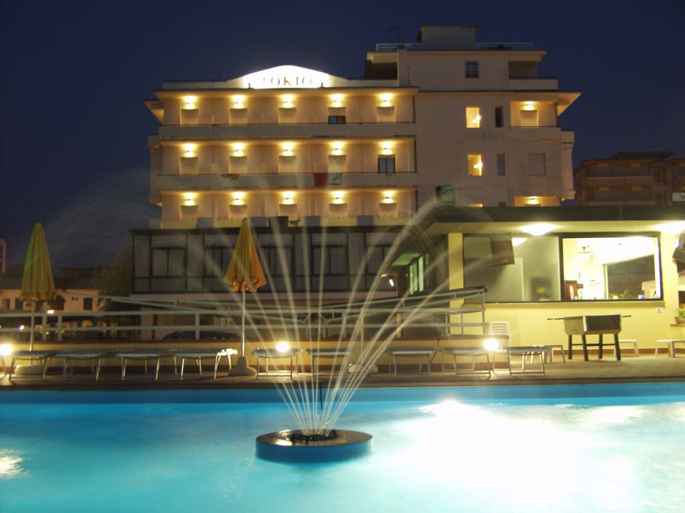 Hotel Tokio Home вечером Hotel Tokio Village