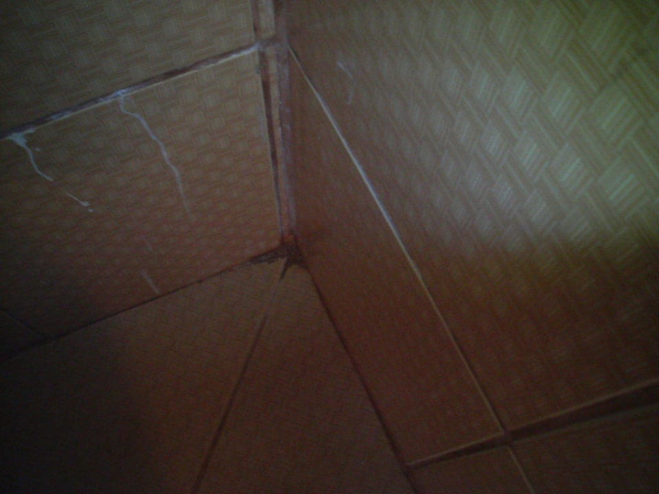 Beschädigte und verschimmelte Fliesen! Mira Meridia Beach Hotel