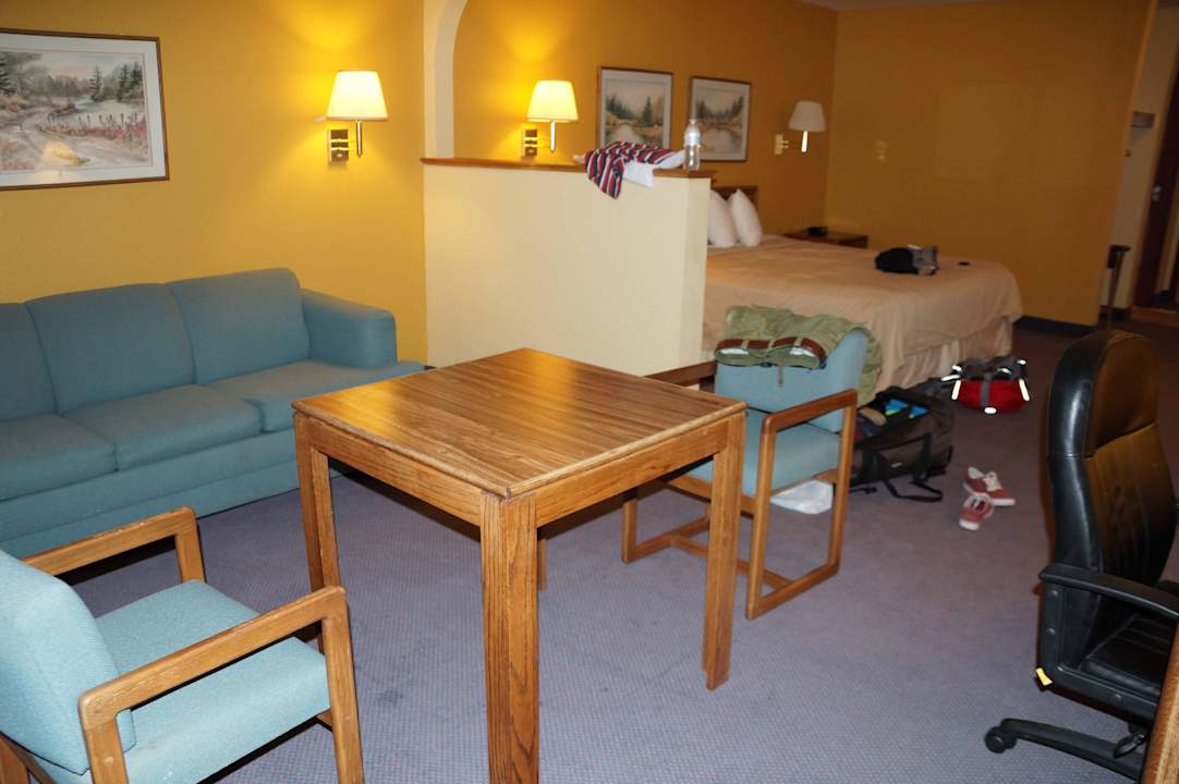 Ess- und Schlafbereich der Suite Rodeway Inn & Suites Blanding