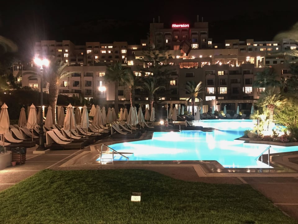 Einer der drei Pools bei Nacht Sheraton Rhodes Resort