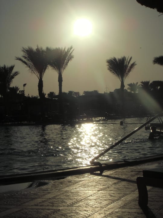 Sonnenuntergang am Aktivpool Pickalbatros Dana Beach Resort - Hurghada