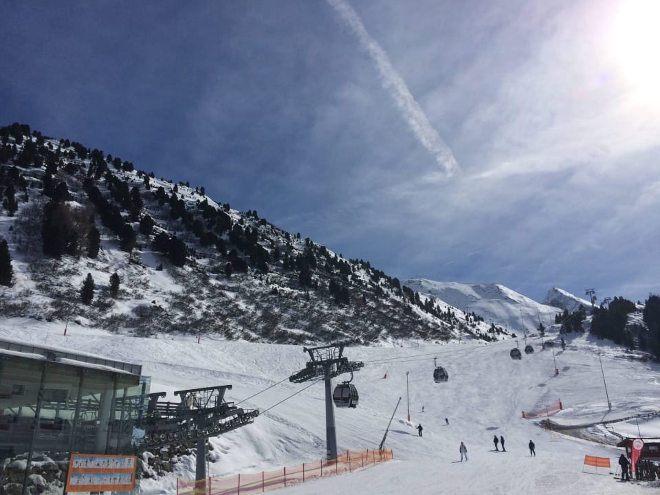 Blick aus dem Zimmer auf das Skiegebiet Hotel Edelweiss & Gurgl