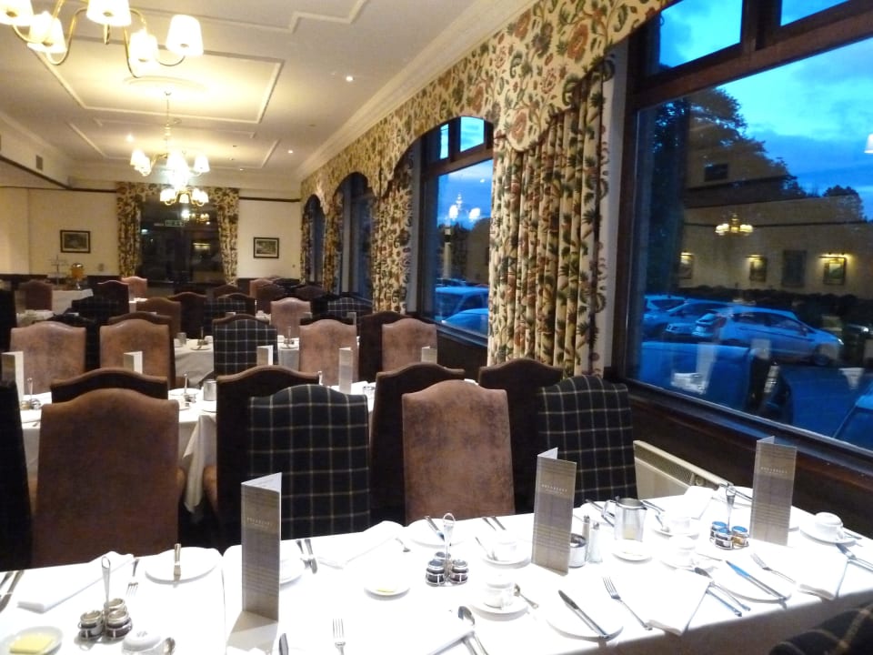 Man sitzt etwas eng beieinander Scotlands Hotel