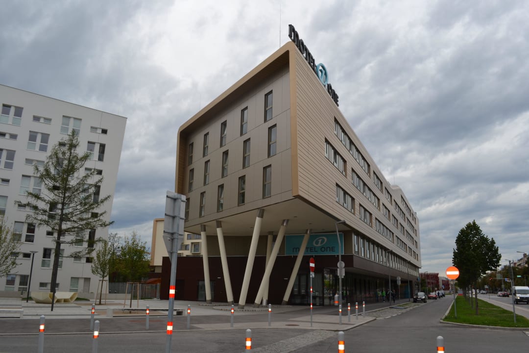 Blick von der U-Bahn Motel One Wien-Prater