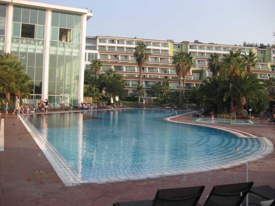 Pool am Haupthaus - Links Haupthaus mit Innenpool Hotel Pine Bay Holiday Resort