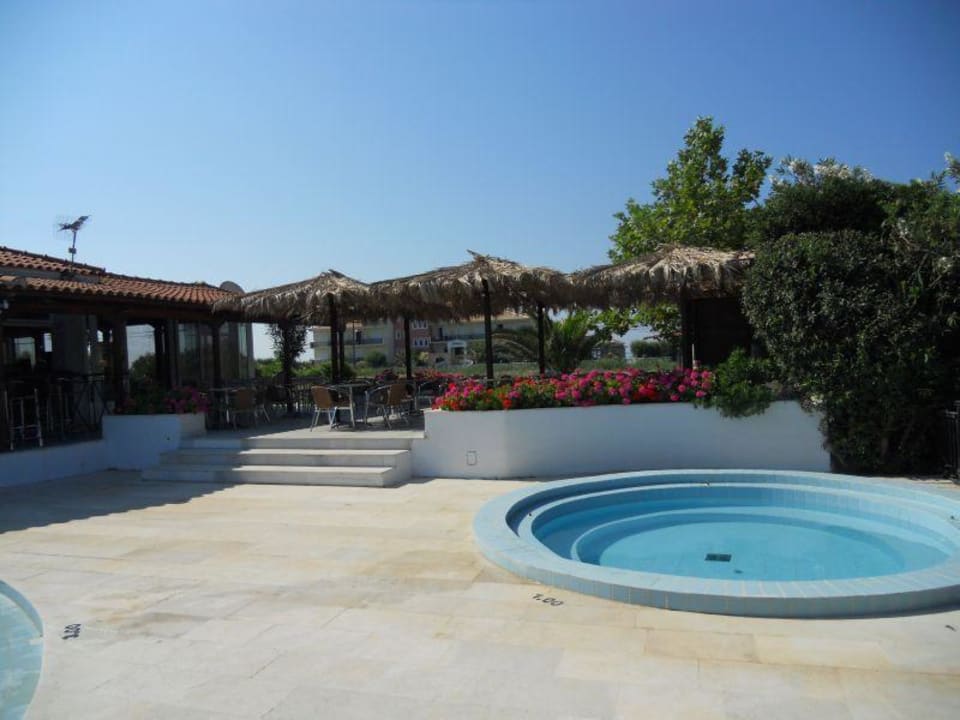 Bar przy basenie i jakuzzi Hotel Klelia