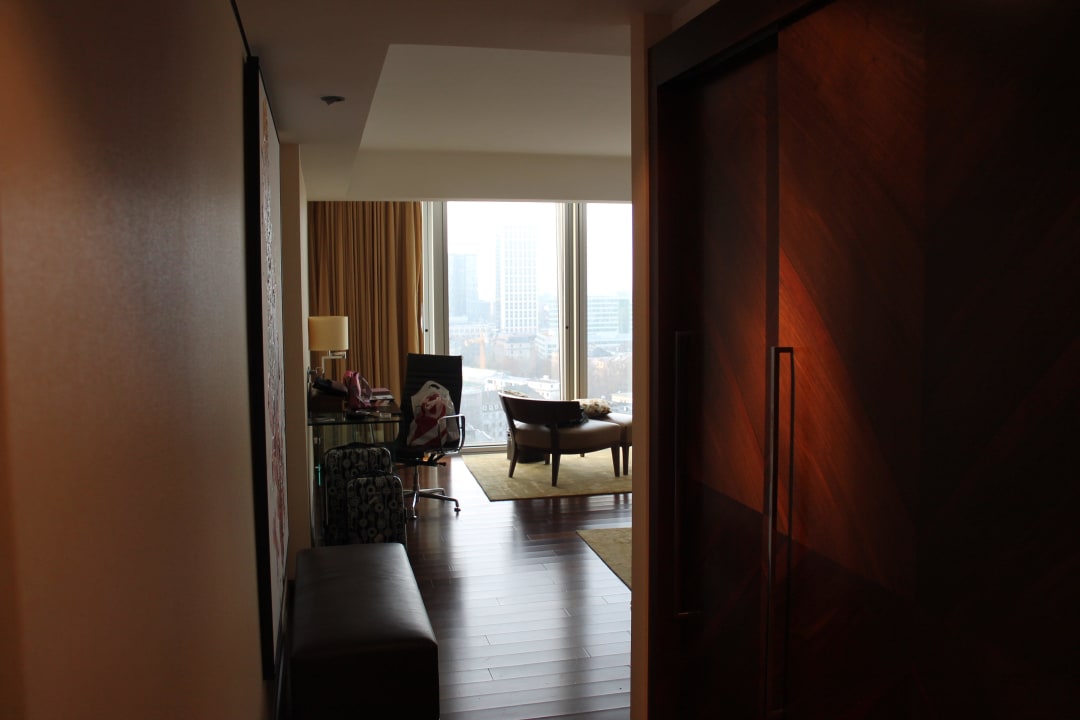 "Flur/Schlafzimmer Skyline Junior Suite" Jumeirah Frankfurt (Frankfurt