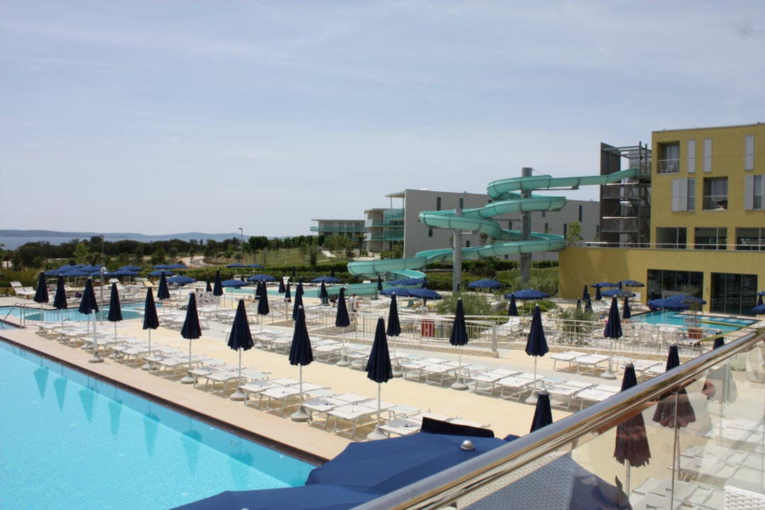 Terrasse mit Ausblick auf den Pool Falkensteiner Family Hotel Diadora