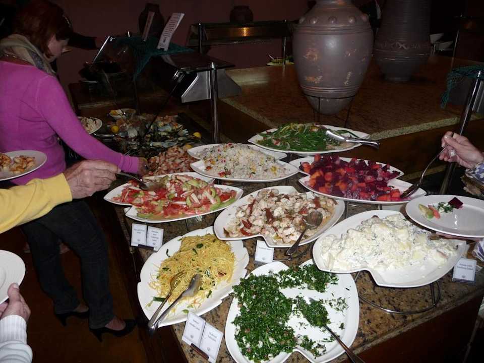 Teil des riesigen Vorspeisenbuffets The Cove Rotana Resort
