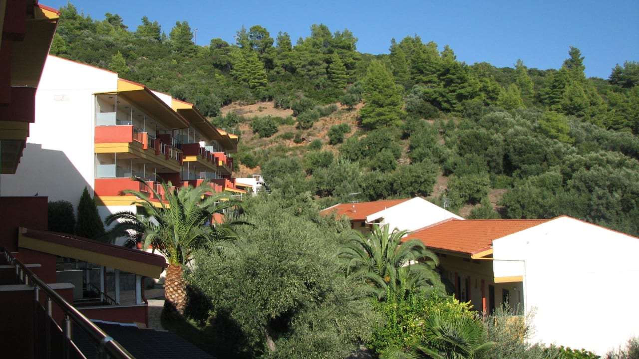 Blick von unserem Balkon auf das Nachbargebäude Lagomandra Hotel & Spa