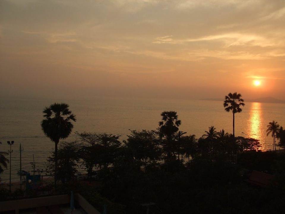 Sonnenuntergang von unserem Meerblickbalkon Hotel Grand Jomtien Palace