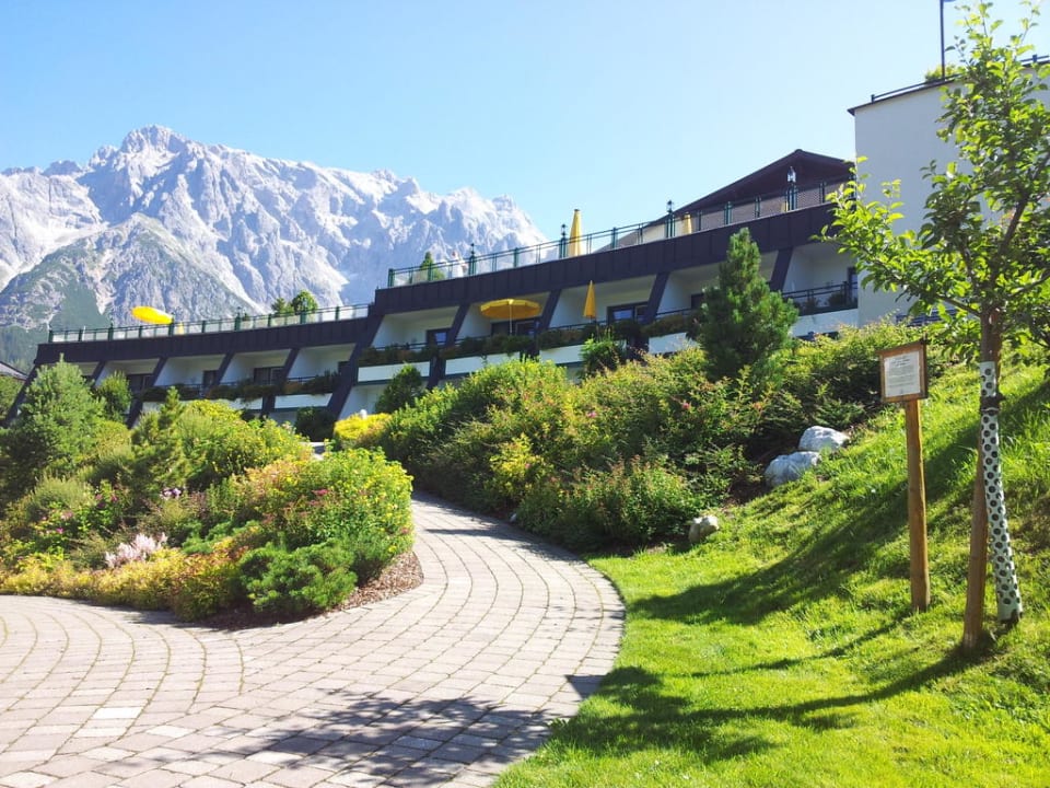 Gartenzimmer im Hintergrund der Hochkönig. Übergossene Alm Resort