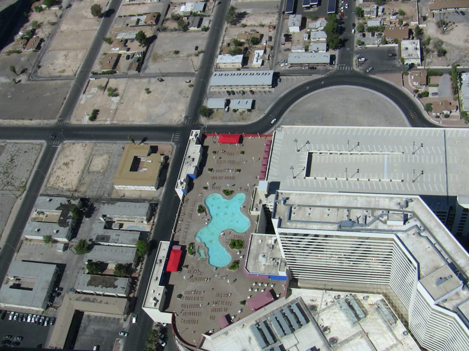 Vom Tower aus auf den Pool der 8. Etage The STRAT Hotel, Casino and SkyPod