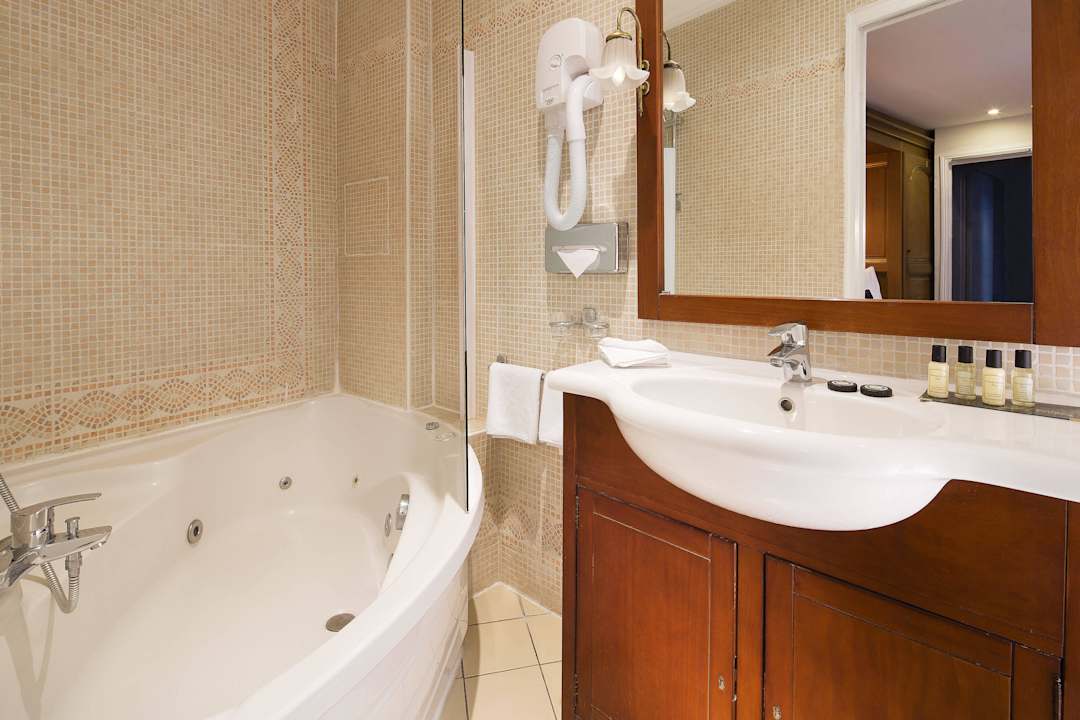 Bathroom deluxe jacuzzi Hotel Kleber Champs Elysees Tour Eiffel Paris