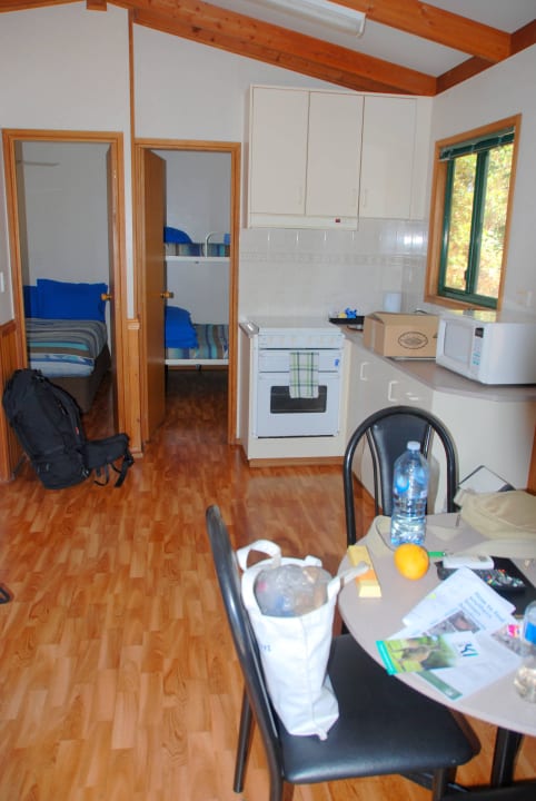 Essplatz und Küche mit Blick in die Schlafzimmer Western KI Caravan Park & Wildlife Reserve
