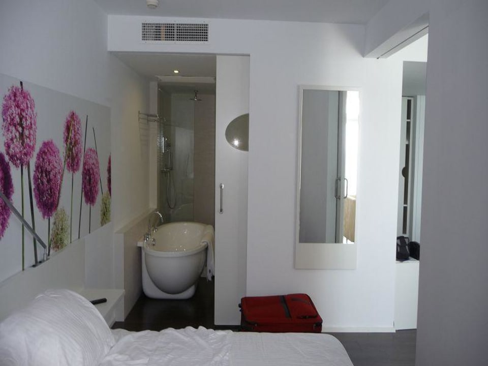 Blick Schlafzimmer zum Bad (mit Türe) Iberostar Waves Bahia de Palma