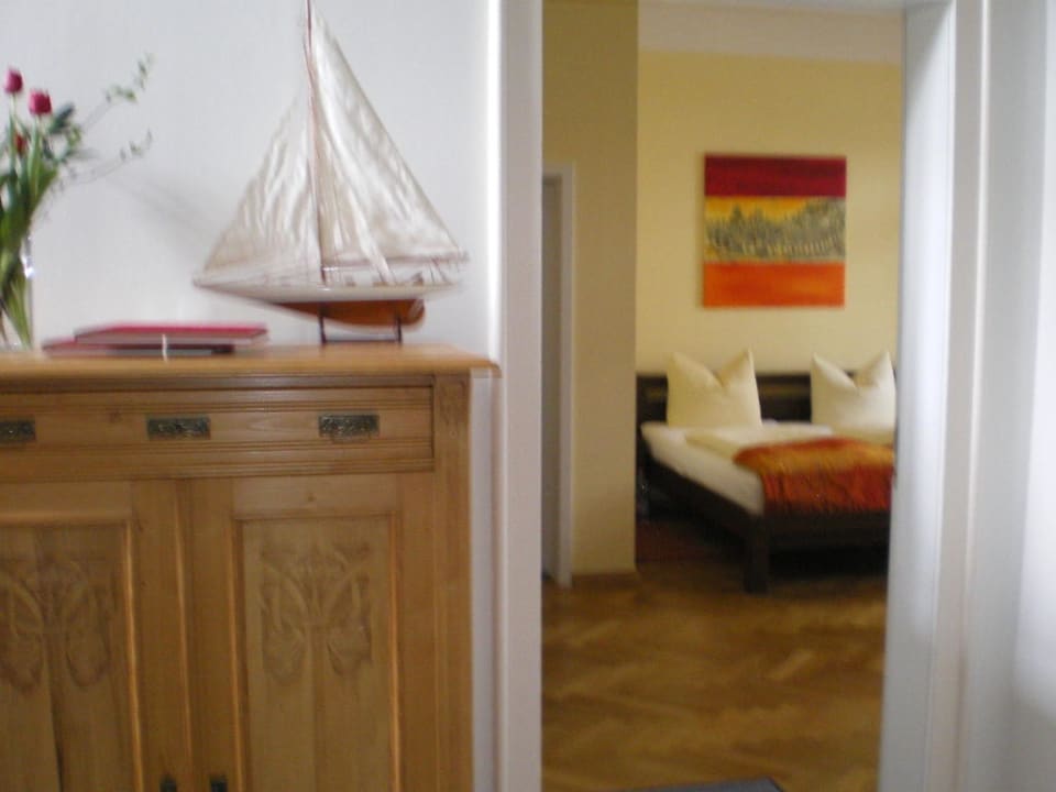 Blick vom Flur ins Zimmer Pension Villa am Park