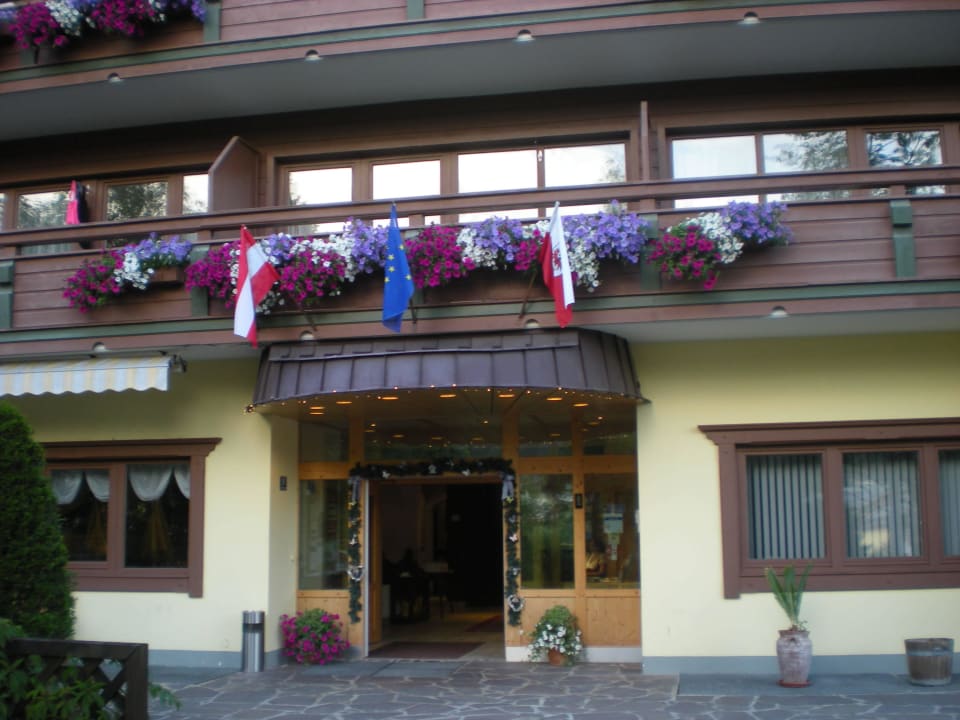 Eingang zum Hotel Parkhotel Kirchberg