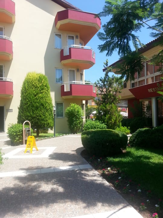 Weg zum Restaurant &Pool Hotel Orfeus Park