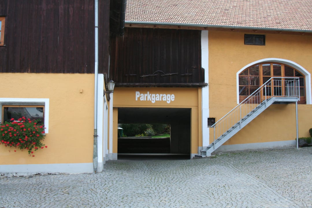Der Innenhof mit Parkgarage Hotel-Gasthof Zum Bach
