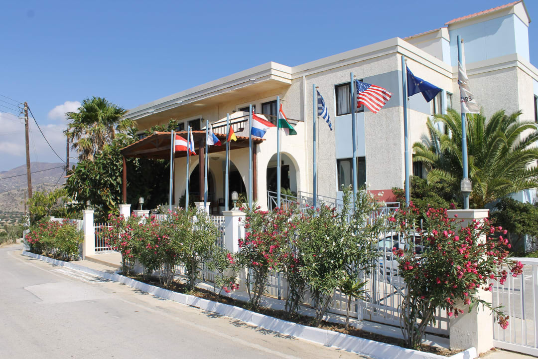 Hotel Frontansicht. Eingang u. Parkplatz Hotel Seven Stars