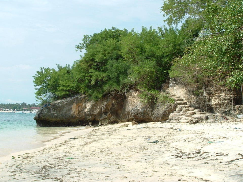 Kleiner Sandstrand vor dem Hotel Hotel Coconuts Beach Resort