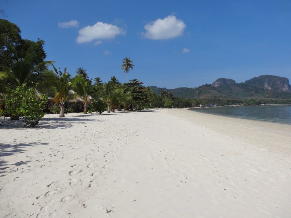 Strand bei den Familien-Bungalows Koh Mook Sivalai Beach Resort