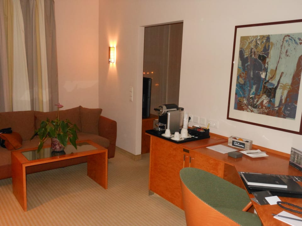 Zimmer 2001 - Wohnbereich Hilton Munich Airport