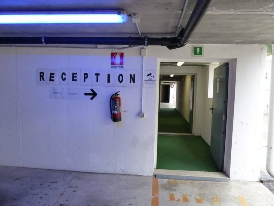 Tiefgarage - Weg zur Rezeption Hotel Residence Relais Du Lac