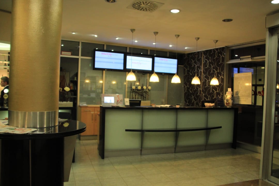 Rezeption IntercityHotel Wien