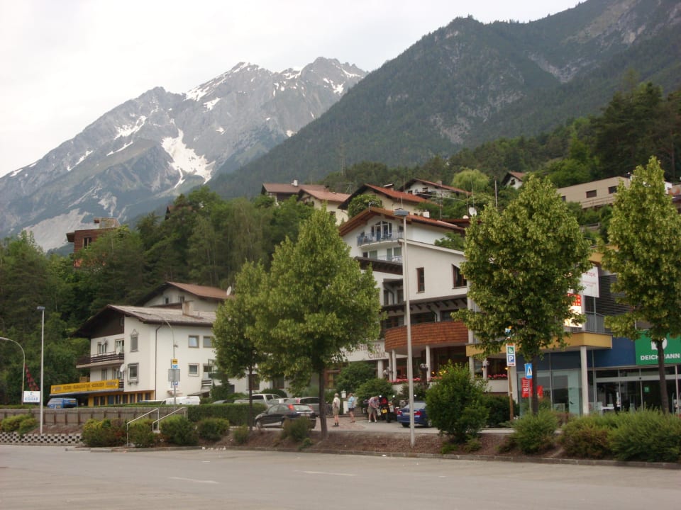 Sehr befahrene Straße Hotel Bruggnerstubn