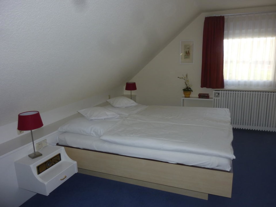 Doppelbett unter Dachschräge Landgasthaus Kellhof