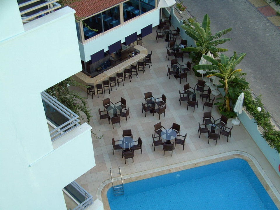 Blick auf Poolbar vom Balkon Blue Diamond Alya