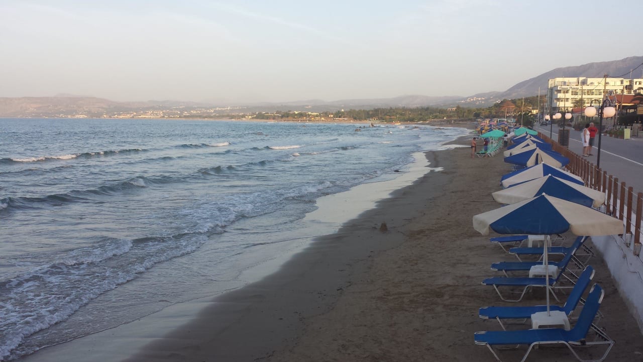 Strand mit Einreiher-Sonnenliegen Corissia Beach Hotel