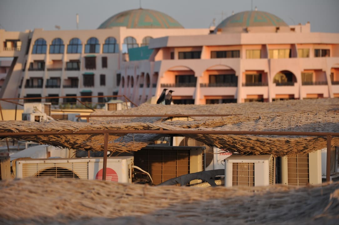 Übers Dach zum Nachbarhotel Desert Rose