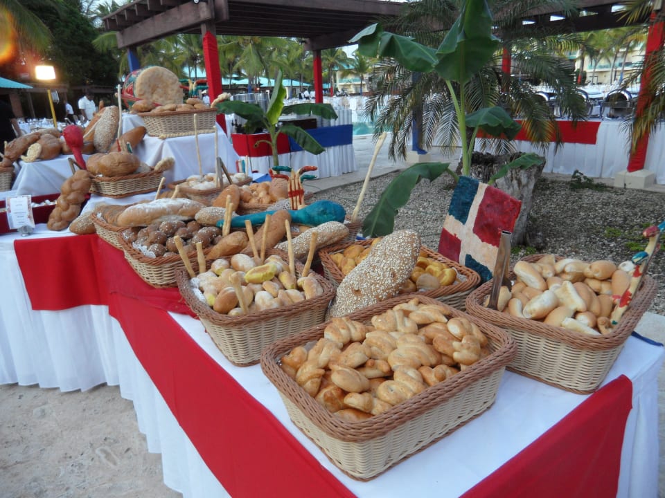 Dominikanisches Buffet Dreams La Romana Resort & Spa