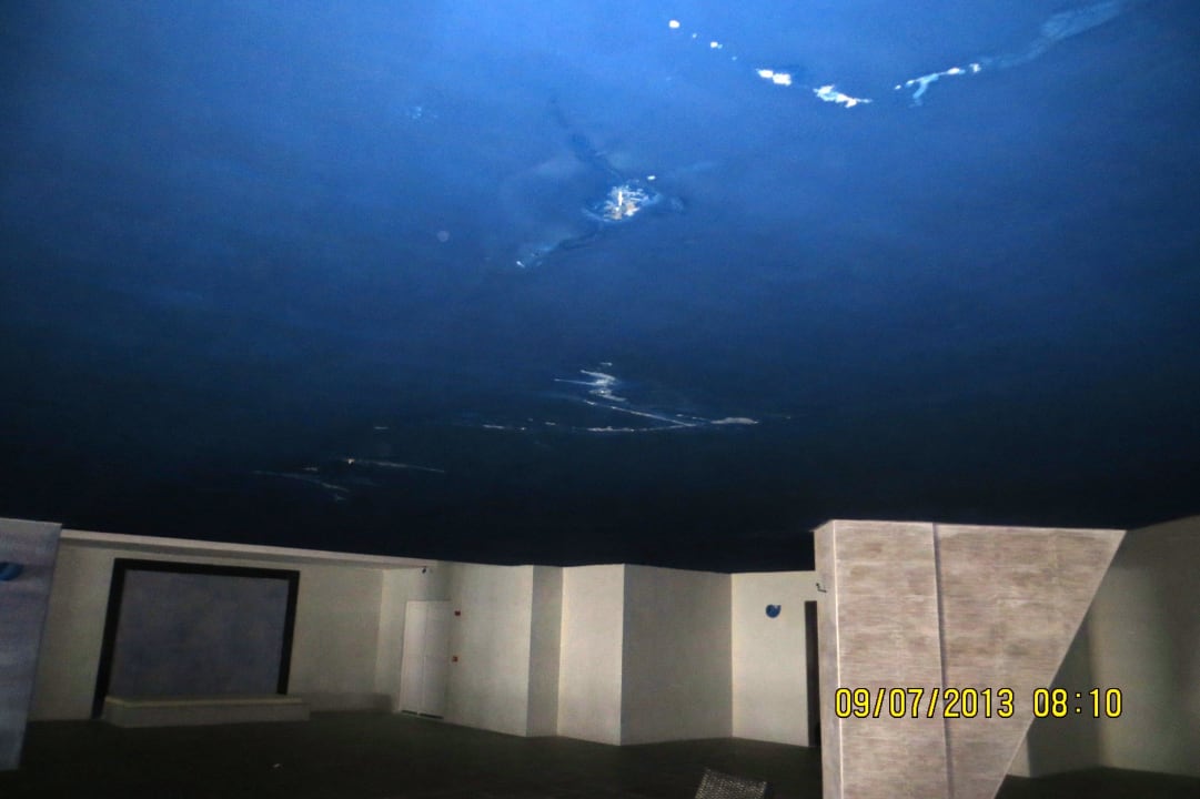 Die Decke im Hallenbad sieht schon vor der Eröffnung Seaden Sea Planet Resort & Spa