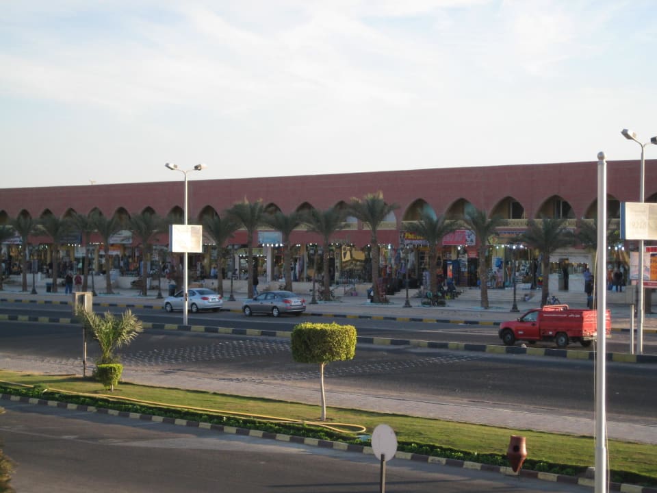 Einkaufsstraße direkt vorm Hotel Pickalbatros Dana Beach Resort - Hurghada