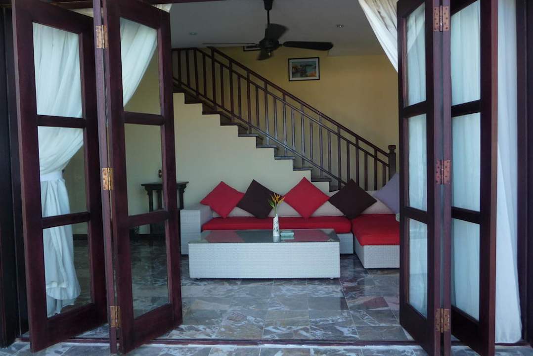 Blick vom Pool in den Wohnraum Allezboo Beach Resort & Spa